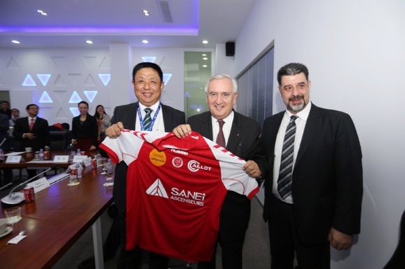 The special gift—a T-shirt of Stade de Reims-Champagne to Mr. Jean-Pierre Raffarin
