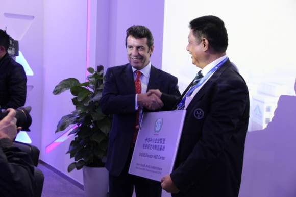 Mr. Carlos Magariños is awarding Sanei the title of “GASME Elevator R＆D Center”