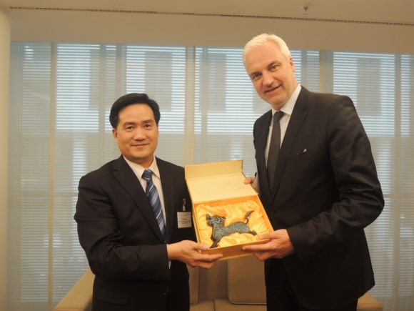 Mr. Frank Cao, Secretary-General is presenting a gift to Mr. Garrelt Duin