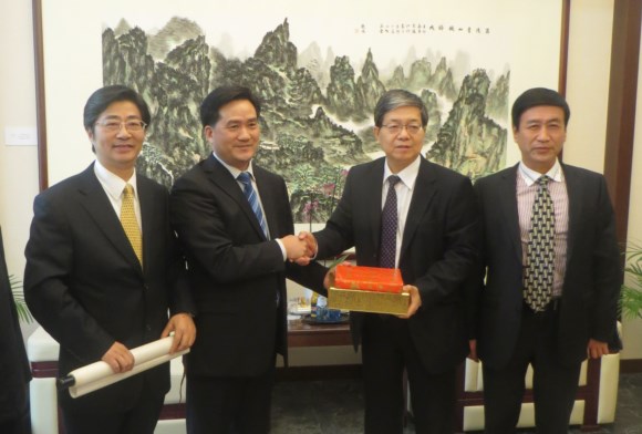 The delegation leader is presenting a gift to Mr. Wen Zhenshun, Consul-general of China in Frankfurt