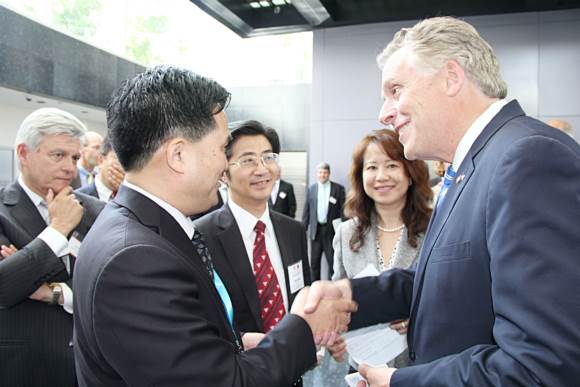 Mr. Terry McAuliffe is having a cordial talk with Chinese entrepreneurs